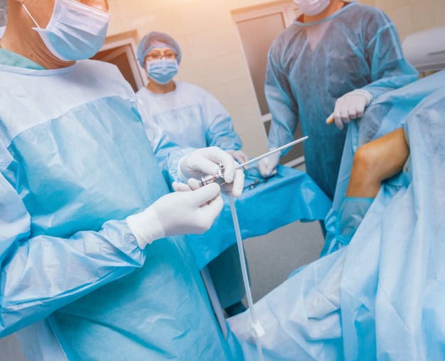 cirugia-artroscopio-cirujanos-ortopedicos-trabajo-equipo-quirofano-modernas-herramientas-artroscopicas-cirugia-rodilla_179755-2022